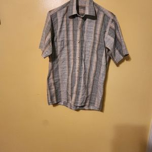 VO5 men's short sleeved button down shirt. Size small